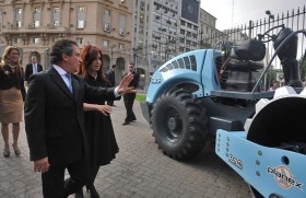 Empresa líder en maquinaria agrícola presentó a la Presidenta Cristina Fernández de Kirchner y a la ministra Débora Giorgi la primera cosechadora producida en Entre Ríos