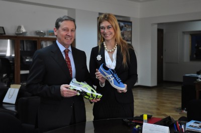 Exportarán a Brasil calzado deportivo Asics producido en Argentina