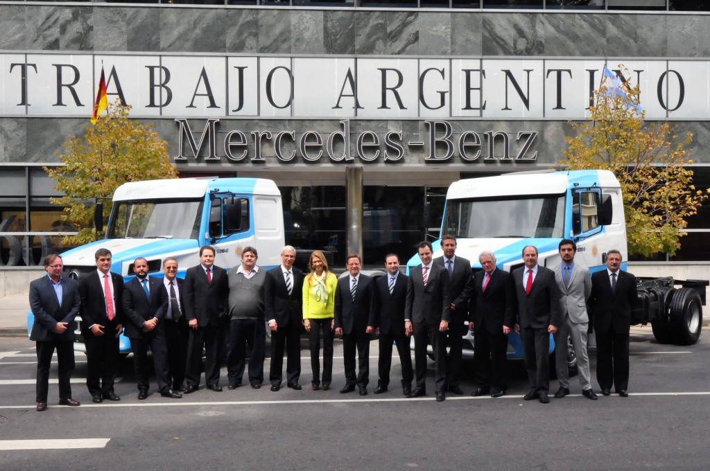 Mercedes Benz presentó a Giorgi 2 nuevos modelos de camiones que comenzó a producir en Argentina