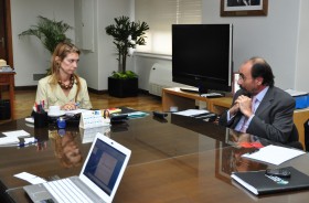 Giorgi con el embajador uruguayo y directivos de la fábrica Envidrio