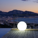 lámpara de bola: indicada para la iluminación y decoración de tu jartín o terraza. Disponible en varios tonos de luz.