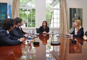 RIM y Brightstar presentan a Cristina Kirchner el primer teléfono inteligente Blackberry fabricado en Argentina