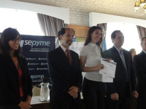 Roura y EspÃ­nola entregando certificados